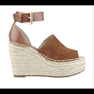 Size 7.5
Heel Height:
3.94"
Platform Height:
3.78" COLOR: DARK NATURAL SUEDE